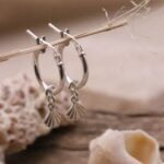 עגילי חישוק קטנים מכסף בשילוב צדפים קטנים מכסף 925 (1)