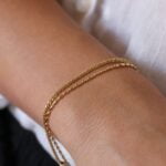 צמיד זהב כפול המורכב מסט צמידים עדינים ומיוחדים