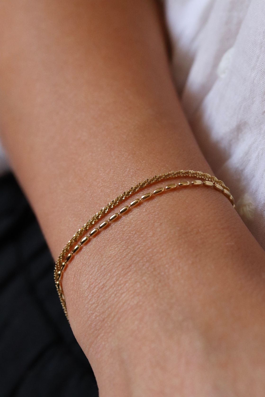 צמיד זהב כפול המורכב מסט צמידים עדינים ומיוחדים (2)