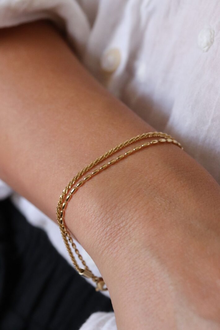 צמיד זהב כפול המורכב מסט צמידים עדינים ומיוחדים