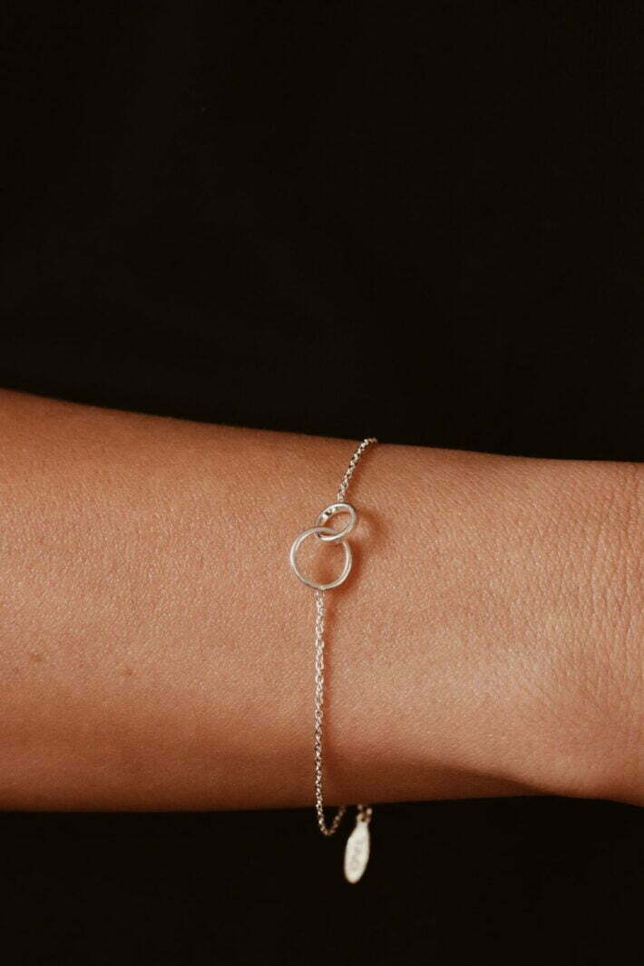 צמיד חברות מיוחד המורכב מ 2 חישוקים חלולים מחוברים אחד לשני. מיוצר מכסף 925