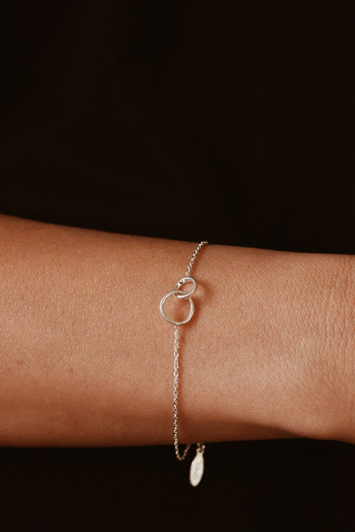 צמיד חברות מיוחד המורכב מ 2 חישוקים חלולים מחוברים אחד לשני. מיוצר מכסף 925