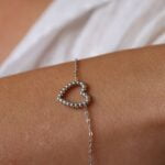 צמיד לב חלול עדין ומיוחד מושלם כצמיד חברות או כמתנה עם משמעות למישהי שאוהבים (1)