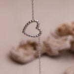 צמיד לב חלול עדין ומיוחד מושלם כצמיד חברות או כמתנה עם משמעות למישהי שאוהבים (2)