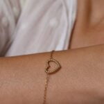 צמיד לב חלול ציפוי זהב מושלם כצמיד חברות או כמתנה עם משמעות (1)