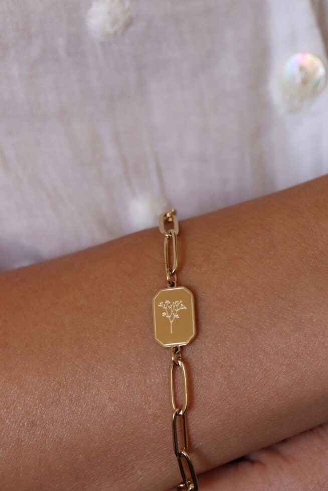 צמיד לולאות מיוחד בשילוב תליון מלבן עם חריטה של פרחים