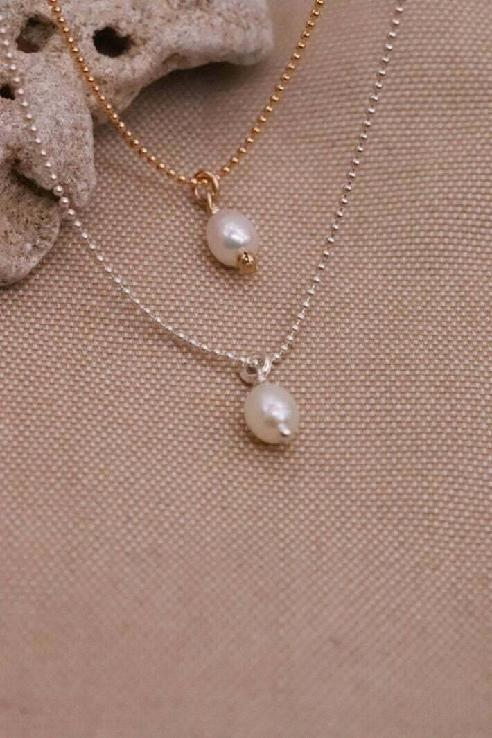 שרשרת דיסקית עדינה בשילוב פנינה לבנה אמיתית בצורת טיפה מכסף 925 או גולדפילד (2)