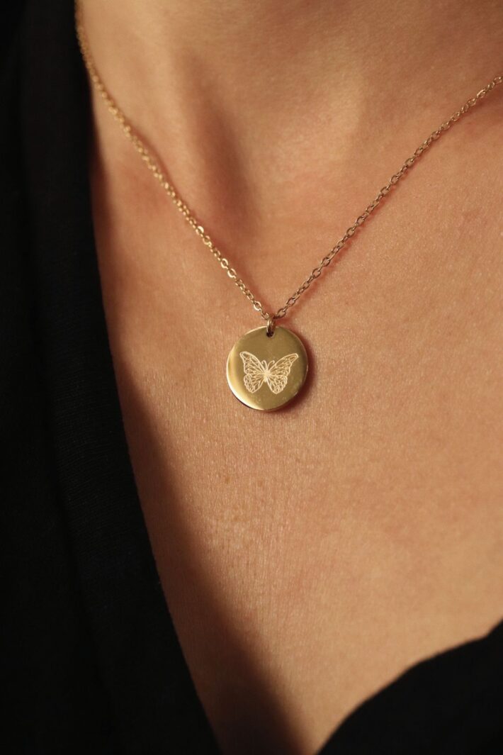 שרשרת זהב עם תליון מטבע וחריטה של פרפר