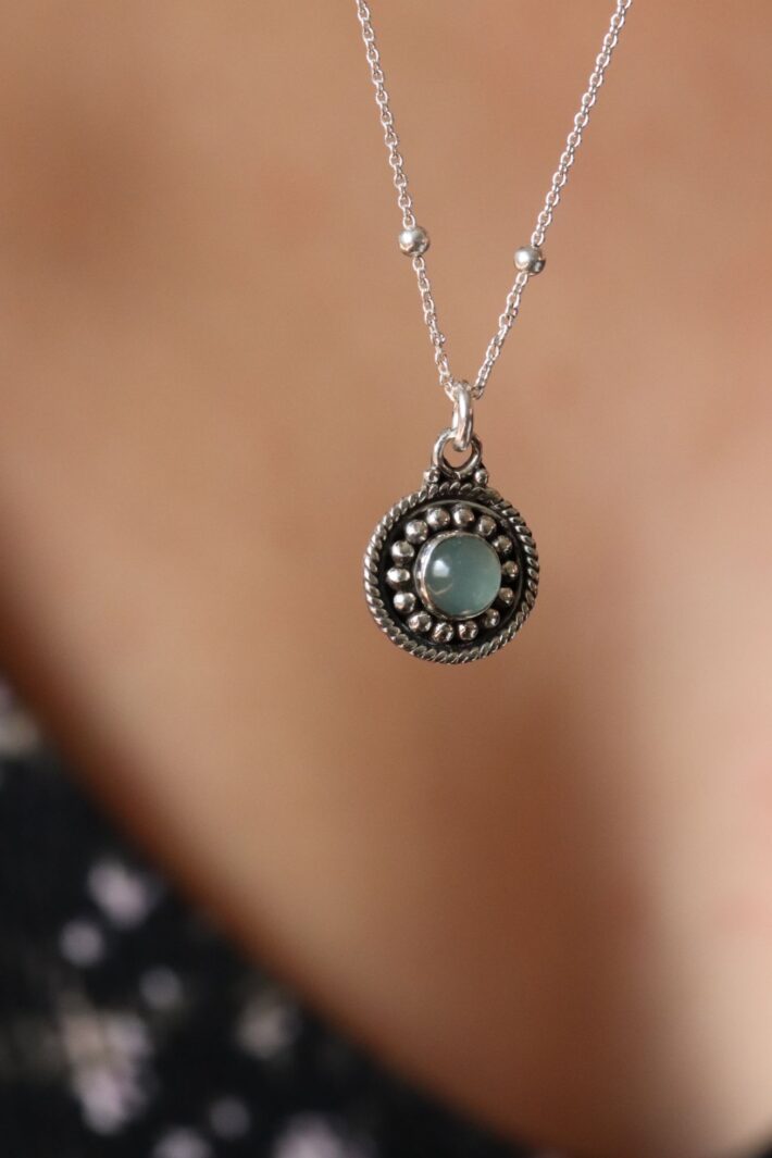 שרשרת כדוריות עדינה בשילוב תליון עגול עם אבן אקווה מרין תכלת בעיצוב אתני מעוטר מכסף 925