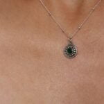 שרשרת כדוריות עדינה בשילוב תליון עגול עם אבן חן אמרלד ירוקה בדוגמא מעוטרת מכסף 925 (1)