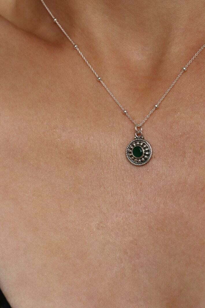 שרשרת כדוריות עדינה בשילוב תליון עגול עם אבן חן אמרלד ירוקה בדוגמא מעוטרת מכסף 925 (1)