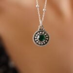 שרשרת כדוריות עדינה בשילוב תליון עגול עם אבן חן אמרלד ירוקה בדוגמא מעוטרת מכסף 925 (2)