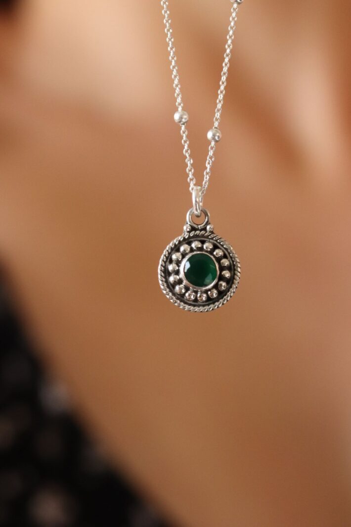 שרשרת כדוריות עדינה בשילוב תליון עגול עם אבן חן אמרלד ירוקה בדוגמא מעוטרת מכסף 925 (2)