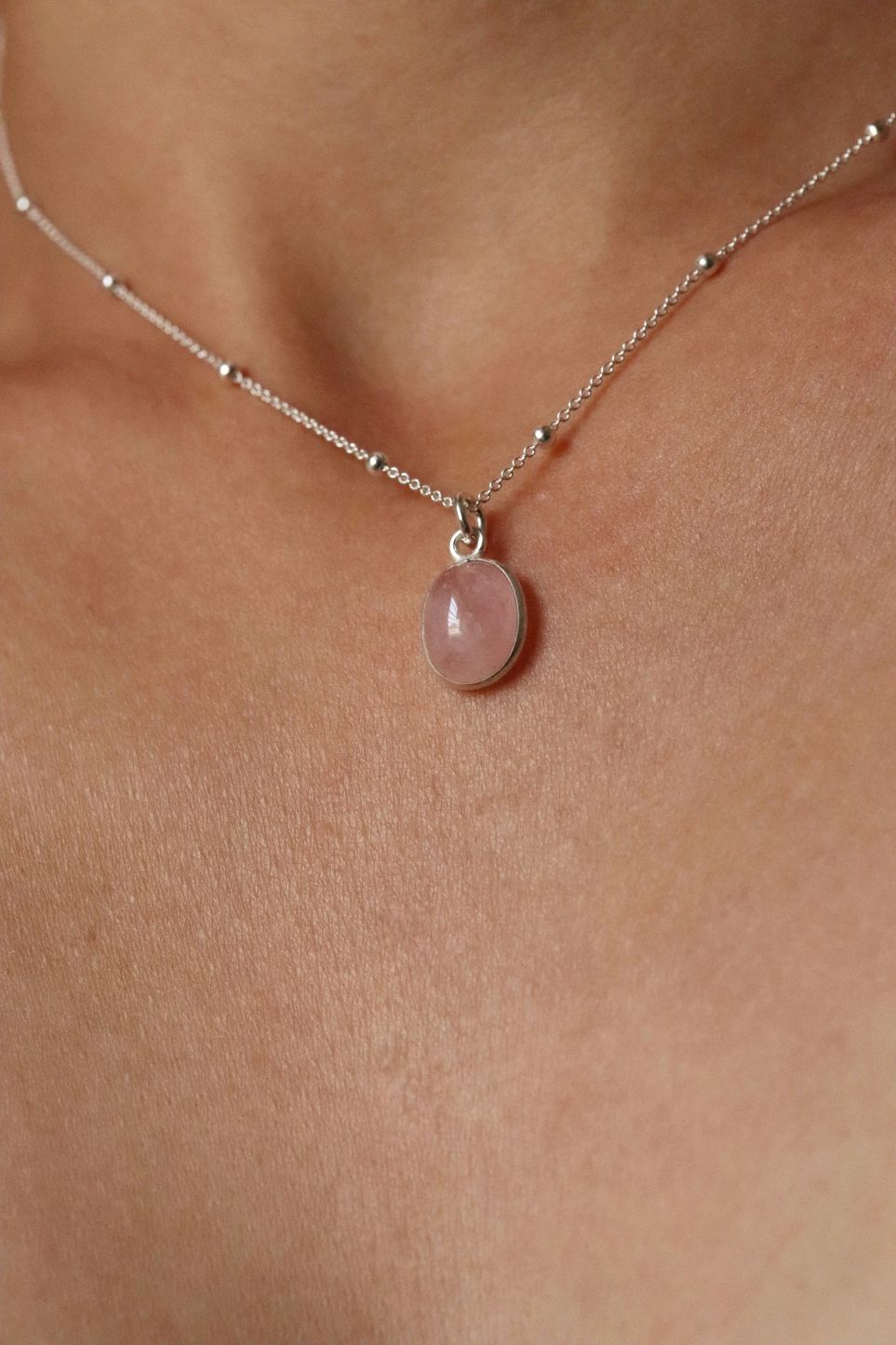 שרשרת כדוריות עדינה עם אבן חן ורודה רוזקוורץ מכסף 925 (2)