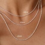 שרשרת כסף ללא תליון עדינה ומיוחדת עם טקסטורה. השרשרת מיוצרת מכסף 925 והיא עמידה במים (1)