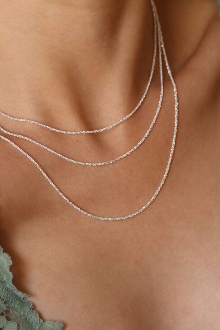 שרשרת כסף ללא תליון עדינה ומיוחדת עם טקסטורה. השרשרת מיוצרת מכסף 925 והיא עמידה במים (1)