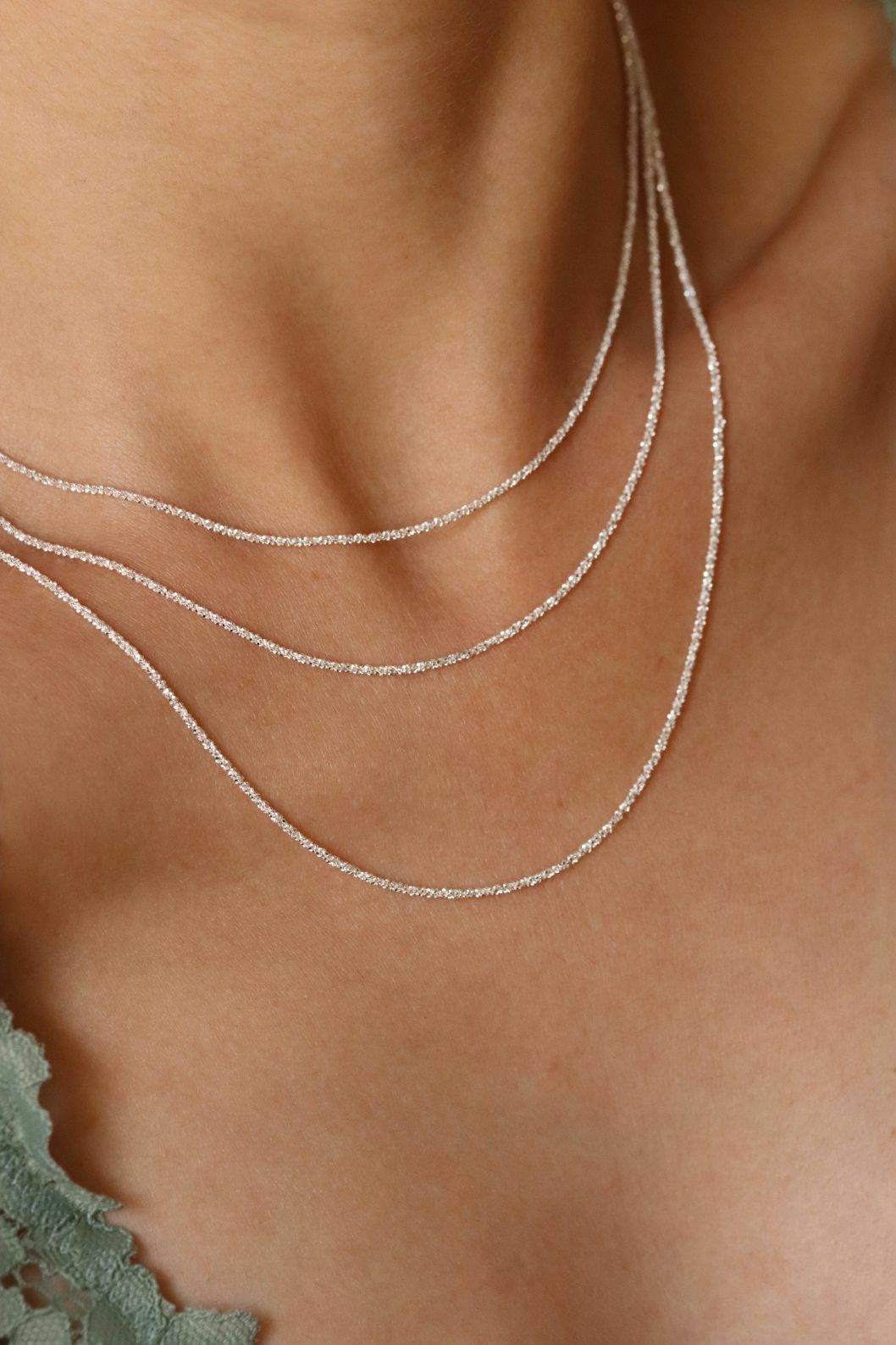 שרשרת כסף ללא תליון עדינה ומיוחדת עם טקסטורה. השרשרת מיוצרת מכסף 925 והיא עמידה במים (1)