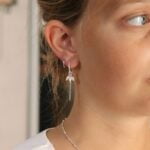 עגילי חישוק מיוחדים בשילוב פנינים אמיתיות לבנות אסימטריות ושובל שרשרת כדוריות עדין (2)