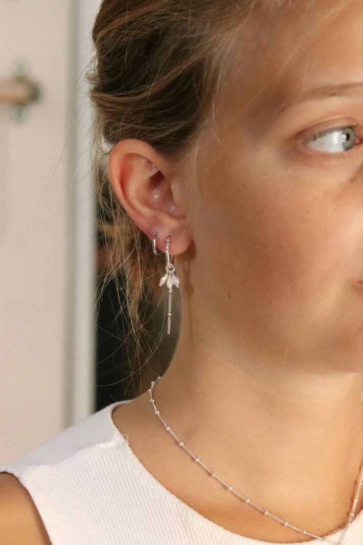 עגילי חישוק מיוחדים בשילוב פנינים אמיתיות לבנות אסימטריות ושובל שרשרת כדוריות עדין (2)