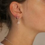 עגילי חישוק מיוחדים בשילוב פנינים אמיתיות לבנות אסימטריות ושובל שרשרת כדוריות עדין (3)