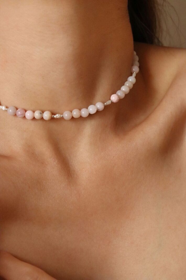 שרשרת חרוזים צמודה לצוואר בשילוב אבני חן אופל ורוד ופנינים אמיתיות מכסף 925