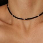 שרשרת חרוזים שחורים קצרה צמודה לצוואר בשילוב אבני חן טורמלין שחור מכסף 925 או גולדפילד (1)