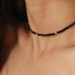 שרשרת חרוזים שחורים קצרה צמודה לצוואר בשילוב אבני חן טורמלין שחור מכסף 925 או גולדפילד (2)