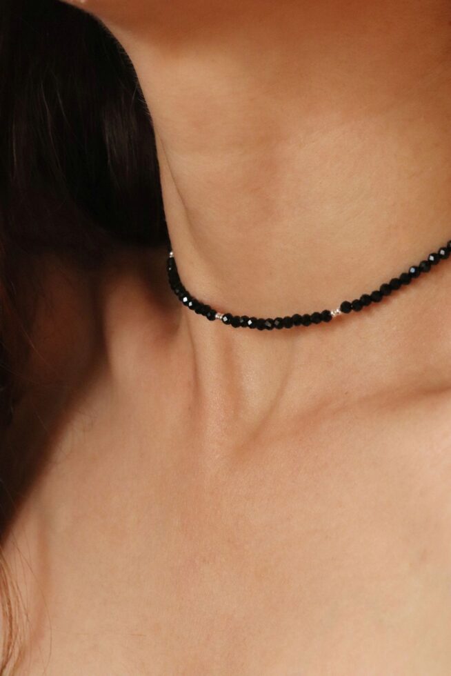שרשרת חרוזים שחורים קצרה צמודה לצוואר בשילוב אבני חן טורמלין שחור מכסף 925 או גולדפילד (2)