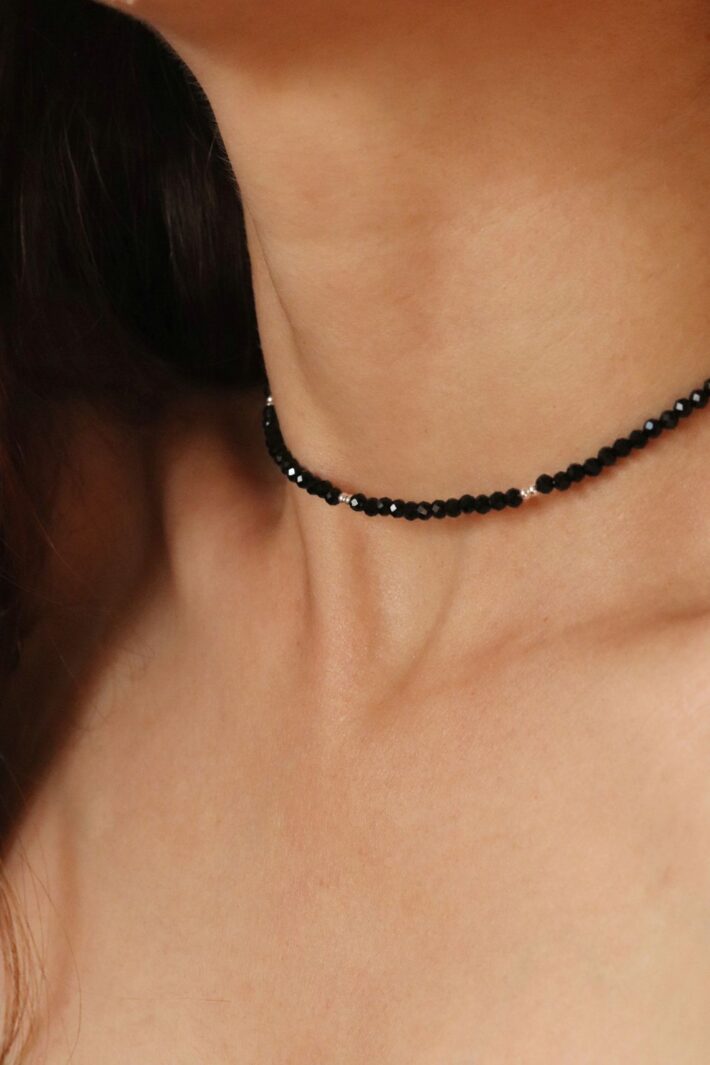 שרשרת חרוזים שחורים קצרה צמודה לצוואר בשילוב אבני חן טורמלין שחור מכסף 925 או גולדפילד (2)