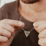 שרשרת משולש לגבר עם חריטה של גלים (1)