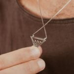 שרשרת משולש לגבר עם חריטה של גלים (2)