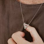 שרשרת משולש לגבר עם חריטה של גלים (3)