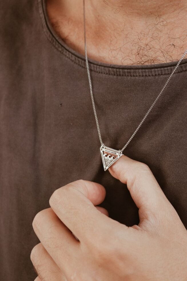 שרשרת משולש לגבר עם חריטה של גלים (3)