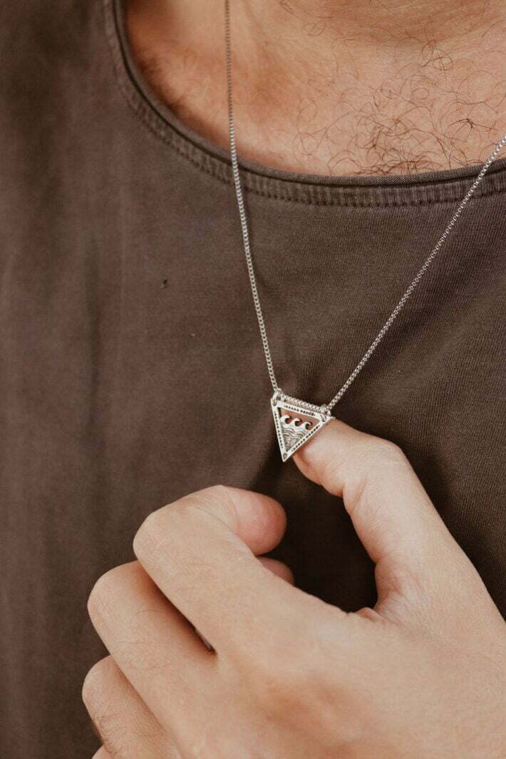 שרשרת משולש לגבר עם חריטה של גלים (3)