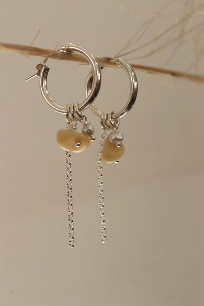 עגילי חישוק בשילוב אבני קוורץ צהובות ופנינים לבנות מכסף אמיתי 925 או גולדפילד (1)