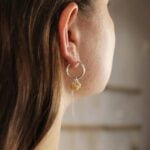 עגילי חישוק בשילוב אבני קוורץ צהובות ופנינים לבנות מכסף אמיתי 925 או גולדפילד (2)