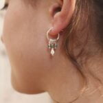 עגילי חישוק קטנים מכסף בשילוב אבני אמרלד ירוקות ופנינים לבנות מכסף 925 (1)