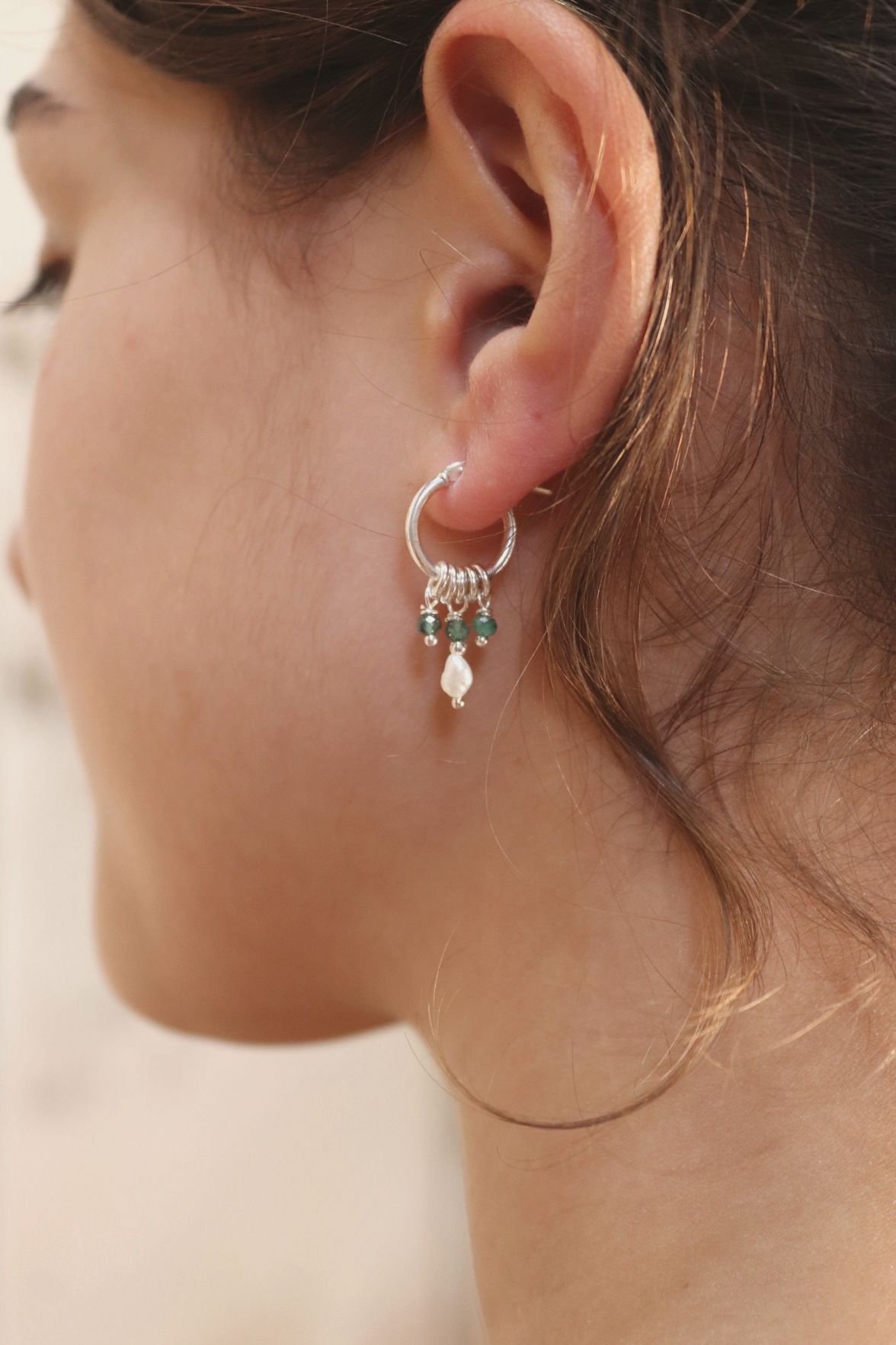 עגילי חישוק קטנים מכסף בשילוב אבני אמרלד ירוקות ופנינים לבנות מכסף 925 (1)