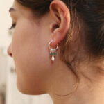 עגילי חישוק קטנים מכסף בשילוב אבני אמרלד ירוקות ופנינים לבנות מכסף 925 (2)