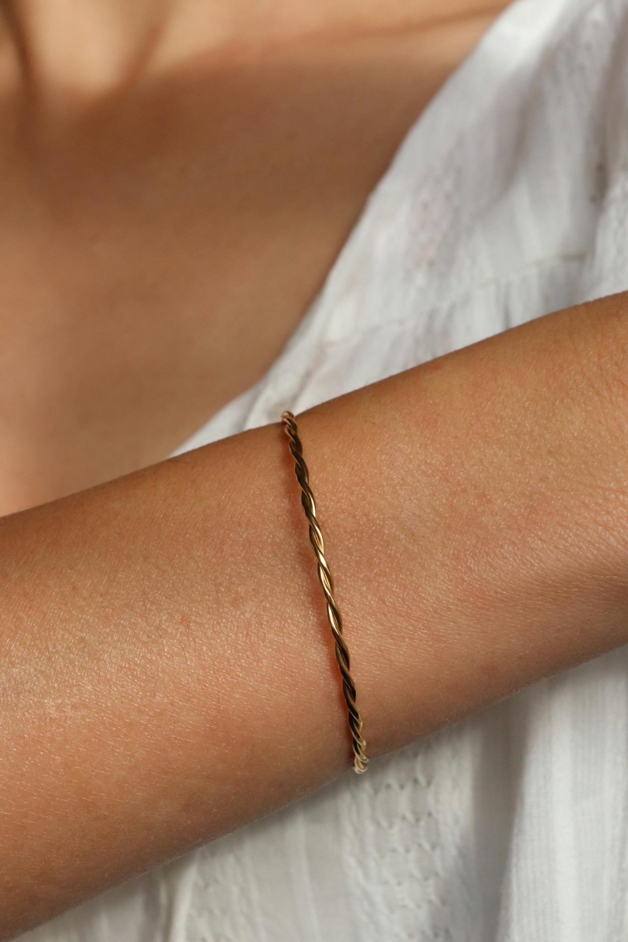 צמיד קשיח לנשים בדוגמא מלופפת בציפוי זהב איכותי (1)