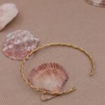 צמיד קשיח לנשים בדוגמא מלופפת בציפוי זהב איכותי (2)