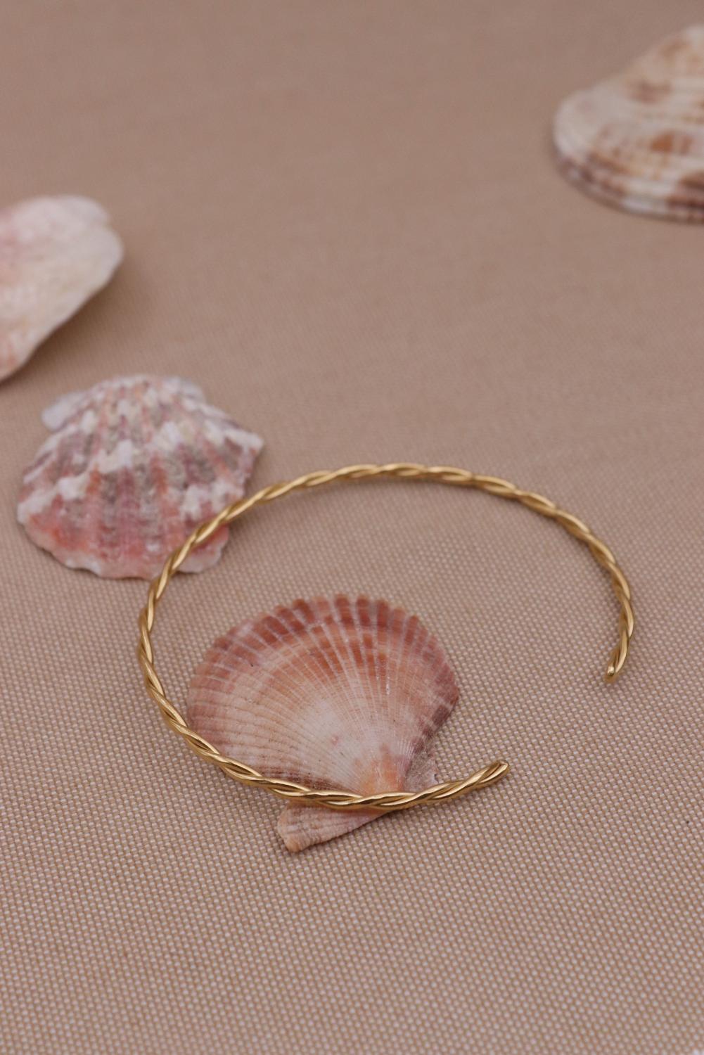 צמיד קשיח לנשים בדוגמא מלופפת בציפוי זהב איכותי (2)