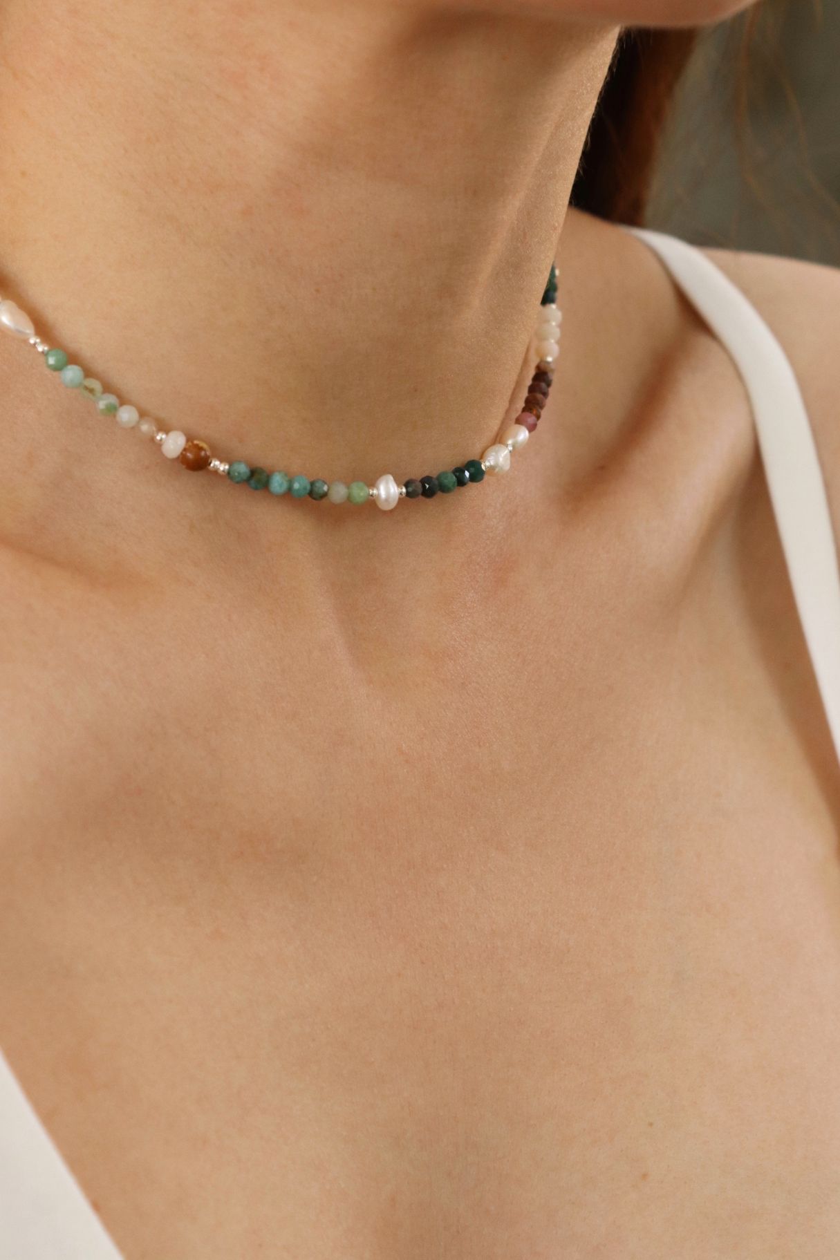 שרשרת חרוזים ירוקים צמודה לצוואר מכסף 925