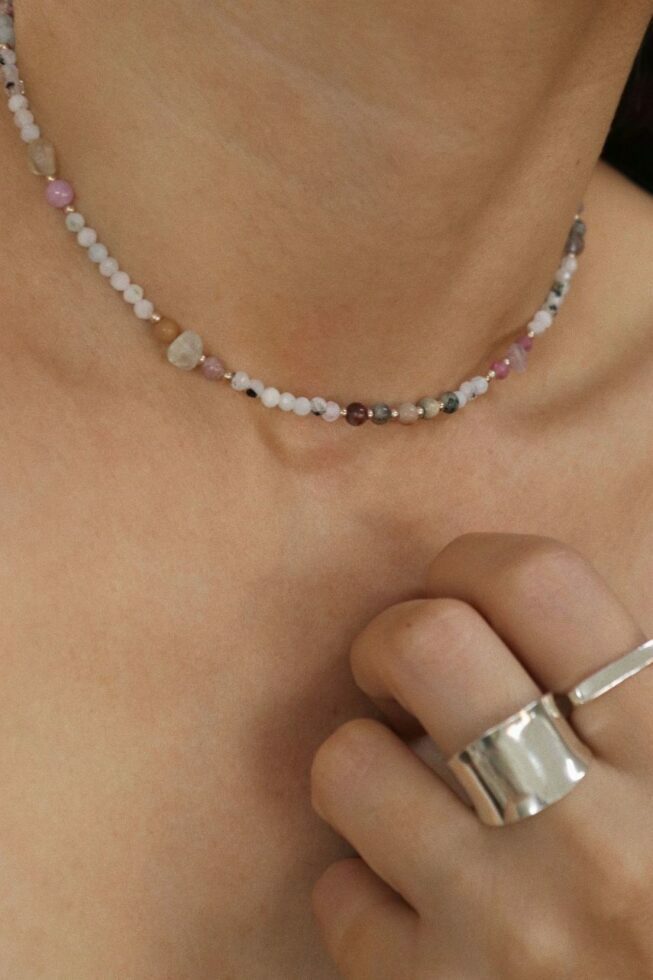 שרשרת חרוזים כחולים צמודה לצוואר (3)