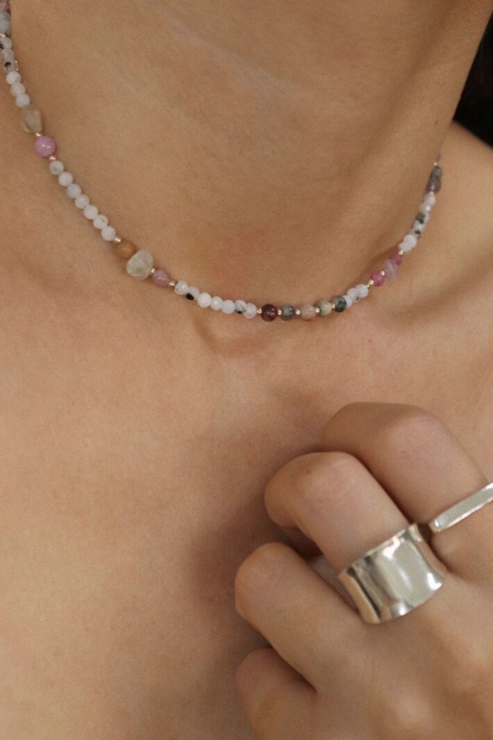 שרשרת חרוזים כחולים צמודה לצוואר (3)