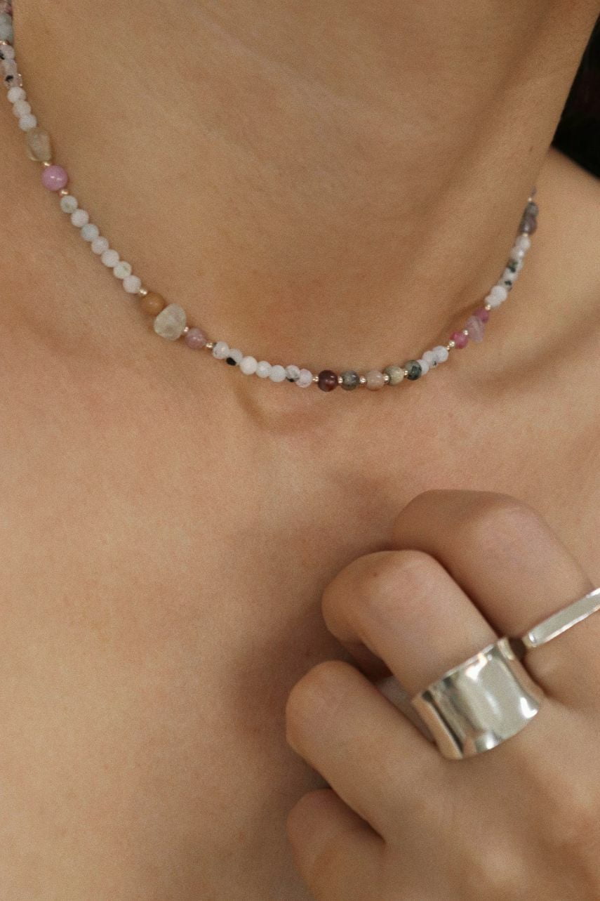 שרשרת חרוזים כחולים צמודה לצוואר (3)