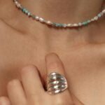 שרשרת חרוזים קצרה. שרשרת פנינים צמודה לצוואר (1)