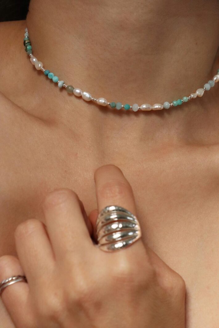 שרשרת חרוזים קצרה. שרשרת פנינים צמודה לצוואר (1)