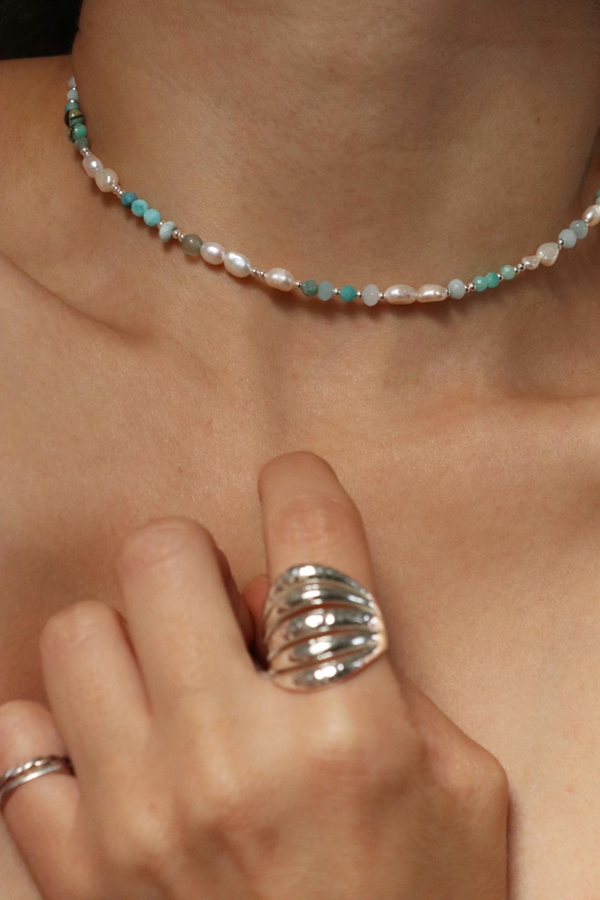 שרשרת חרוזים קצרה. שרשרת פנינים צמודה לצוואר (1)