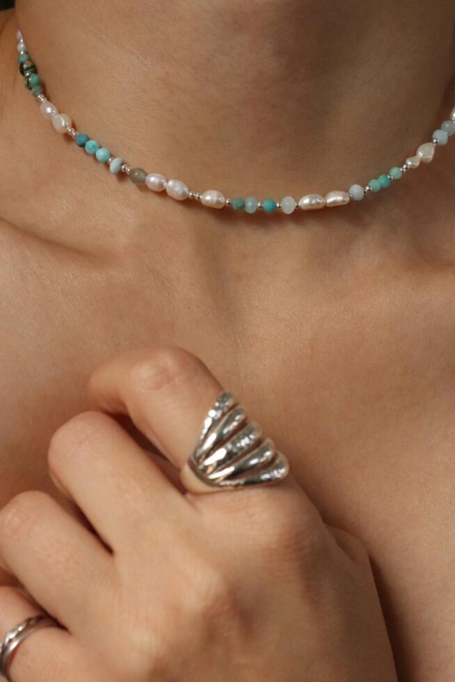 שרשרת חרוזים קצרה. שרשרת פנינים צמודה לצוואר (2)